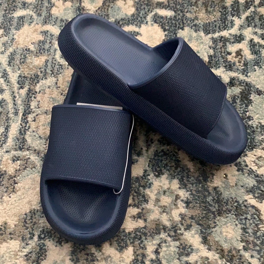 Soft Bubble Platform Slides for Women/Men size Woman 9.5-10.5 men 8.5-9.5 NWT